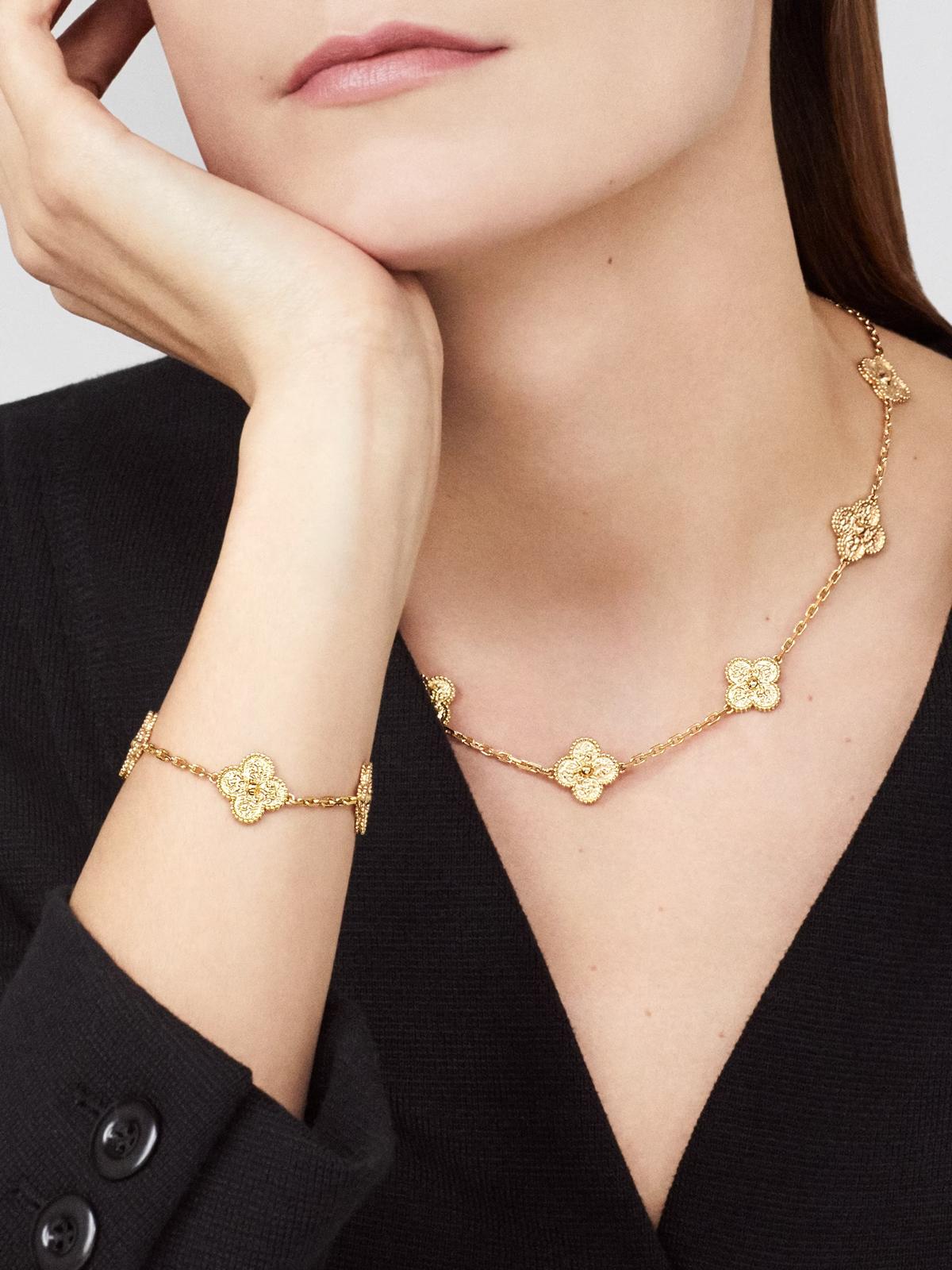 š¼ VC set - Earrings, necklace and bracelet